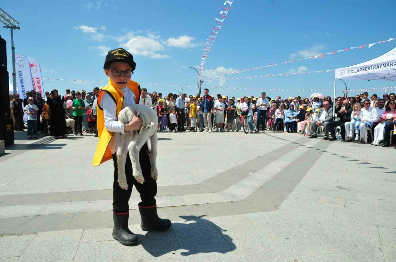 ÇANAKKALE’NİN LAPSEKİ İLÇESİNDE KAYMAKAMLIĞIN DÜZENLEDİĞİ ’BOĞAZIN MİNİK ÇOBANLARI’ PROJESİNDE...