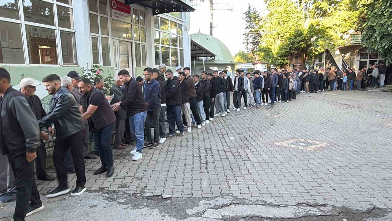 ÇANAKKALE’NİN YENİCE İLÇESİNE BAĞLI AKÇAKOYUN KÖYÜNDE, KURBAN BAYRAMI NAMAZININ ARDINDAN BİR ARAYA...