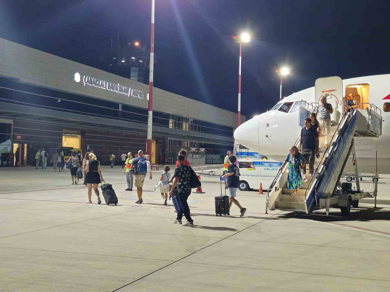 ÇANAKKALE’YE GELİRKEN HAVALİMANINI NİSAN AYINDA 10 BİN 392 YOLCU TERCİH ETTİ.