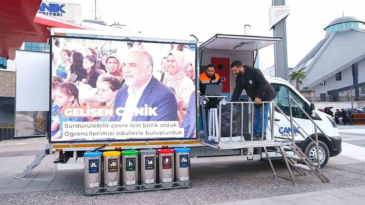CANİK BELEDİYE BAŞKANI İBRAHİM SANDIKÇI, CANİK MOBİL SIFIR ATIK ARACI'NA ATIKLARINI TESLİM EDEN...