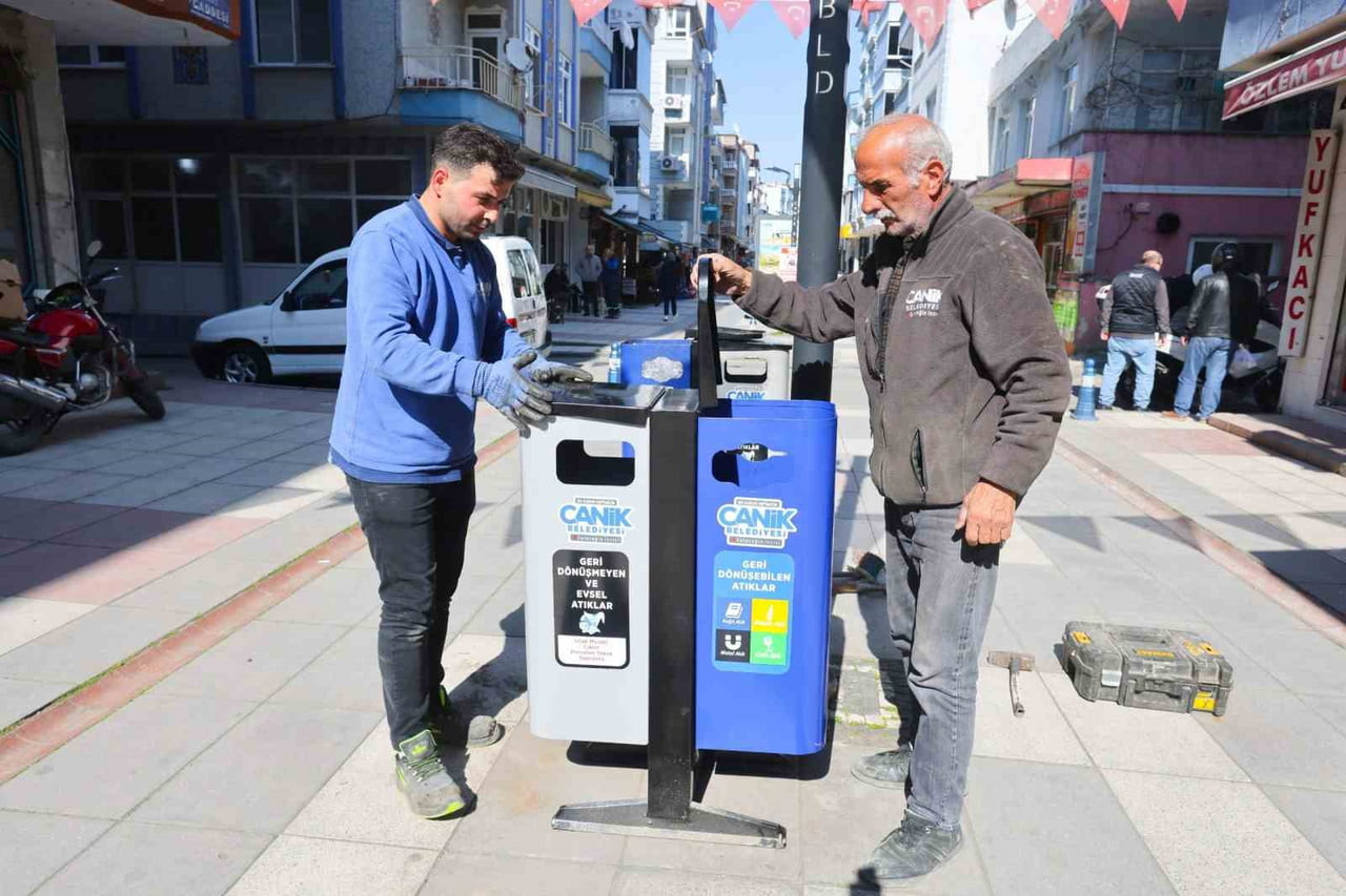 CANİK BELEDİYESİ, GERİ DÖNÜŞTÜRÜLEBİLİR ATIK NOKTALARIYLA SIFIR ATIK SEFERBERLİĞİNİ SÜRDÜRÜYOR...