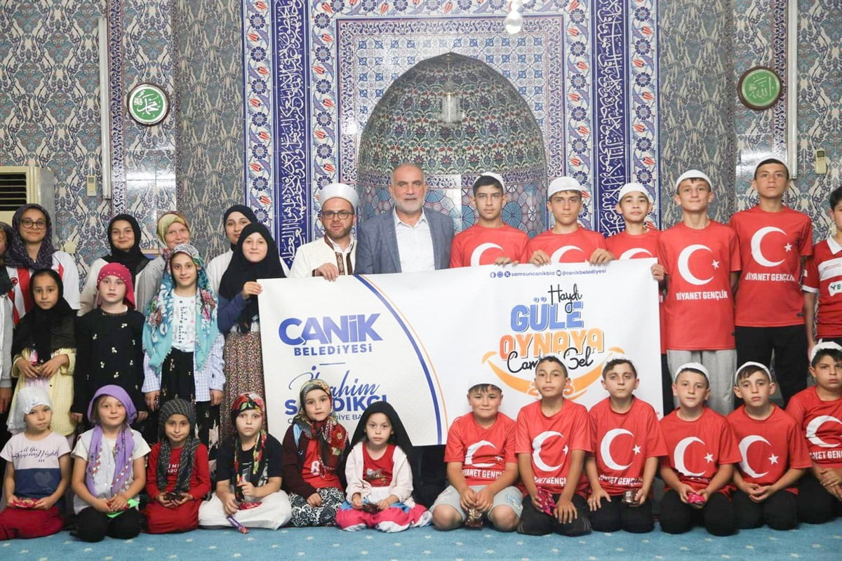 CANİK BELEDİYESİ'NİN ÇOCUKLARI VE GENÇLERİ HEDİYELERLE BULUŞTURDUĞU "HAYDİ GÜLE OYNAYA CAMİYE GEL"...