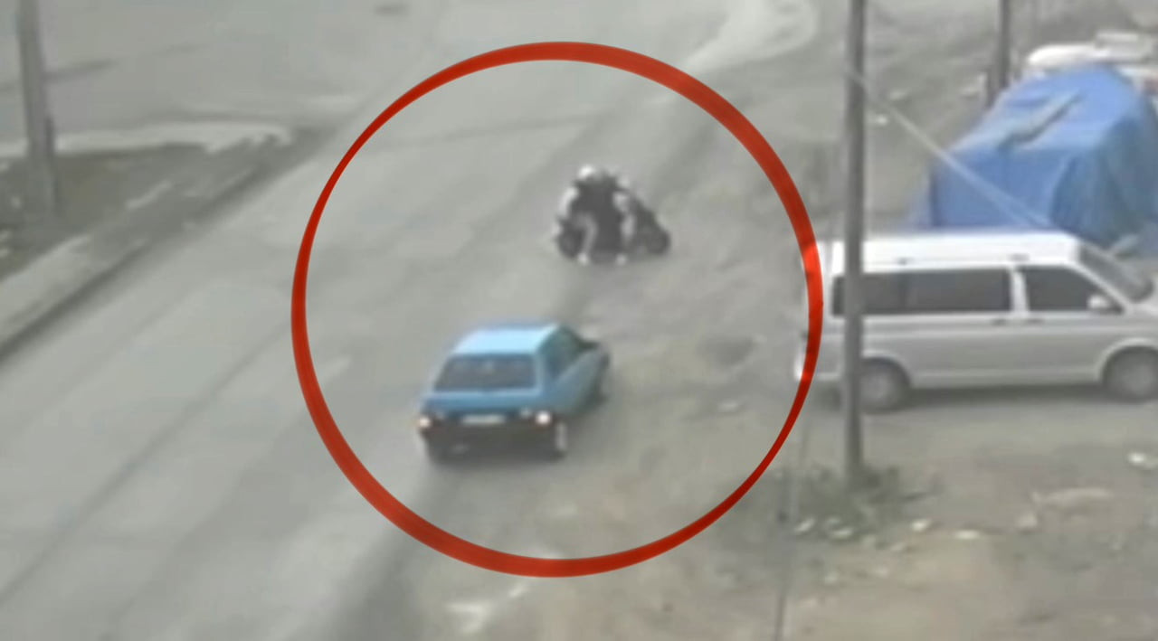 CANİK İLÇESİNDE OTOMOBİL SÜRÜCÜSÜNÜN GERİ DÖNEREK MOTOSİKLETE ÇARPTIĞI ANLAR GÜVENLİK KAMERASINA...