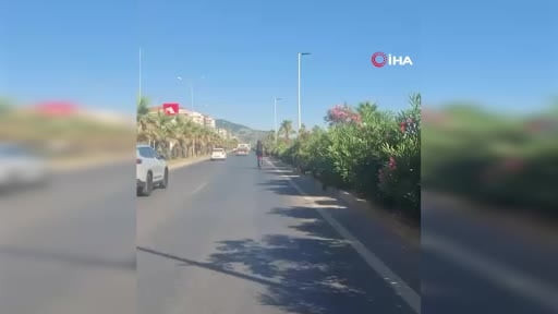 Canını hiçe saydı, motosiklet üzerinde ayakta ilerledi... O anlar kamerada