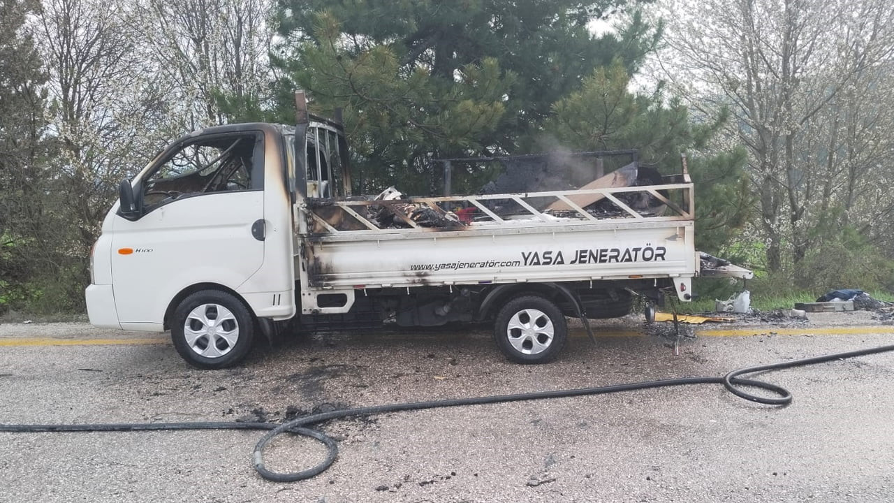 ÇANKIRI-KASTAMONU KARA YOLU ÜZERİNDE SEYİR HALİNDEKİ KAMYONETTE ÇIKAN YANGIN İTFAİYE EKİPLERİ...