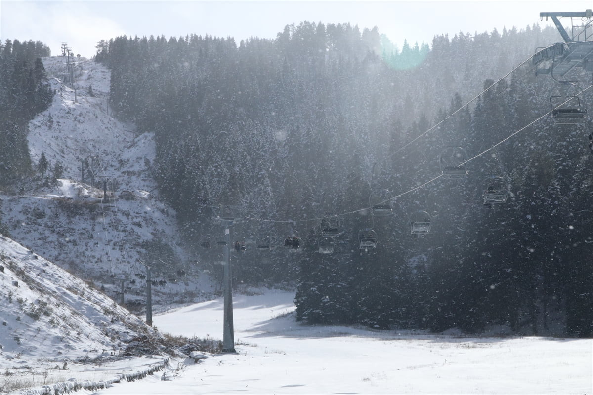 Çankırı-Kastamonu sınırındaki Ilgaz Dağı eteklerindeki Yıldıztepe Kayak Merkezi, bölgede etkili...