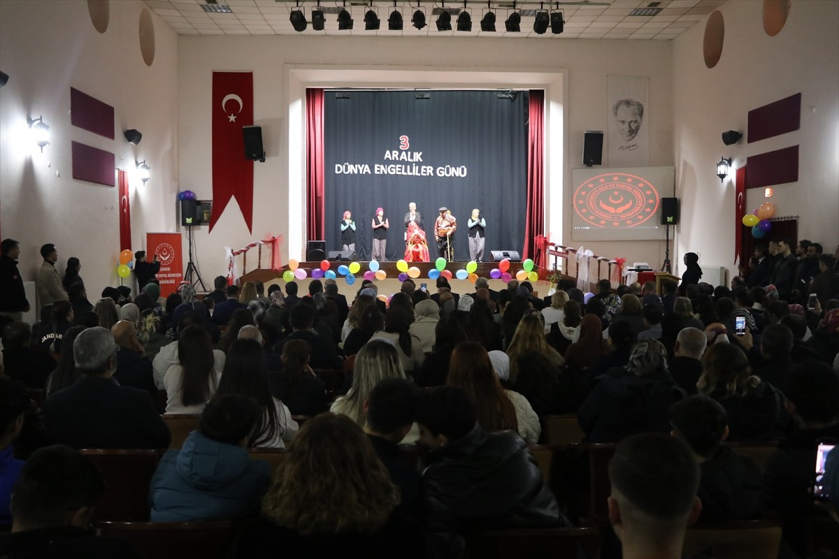 Çankırı'da 3 Aralık Dünya Engelliler Günü dolayısıyla "Umuda Dokunanlar" programı düzenlendi....