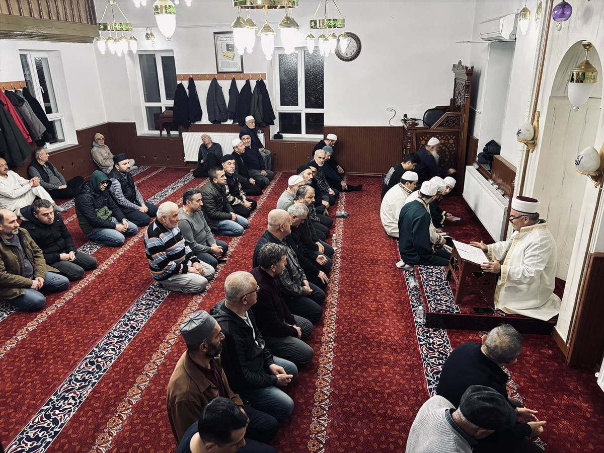 Çankırı'da 61 yıldır teravih namazını hatimle kılma geleneği sürdürülüyor. İl Müftülüğünce "on bir...