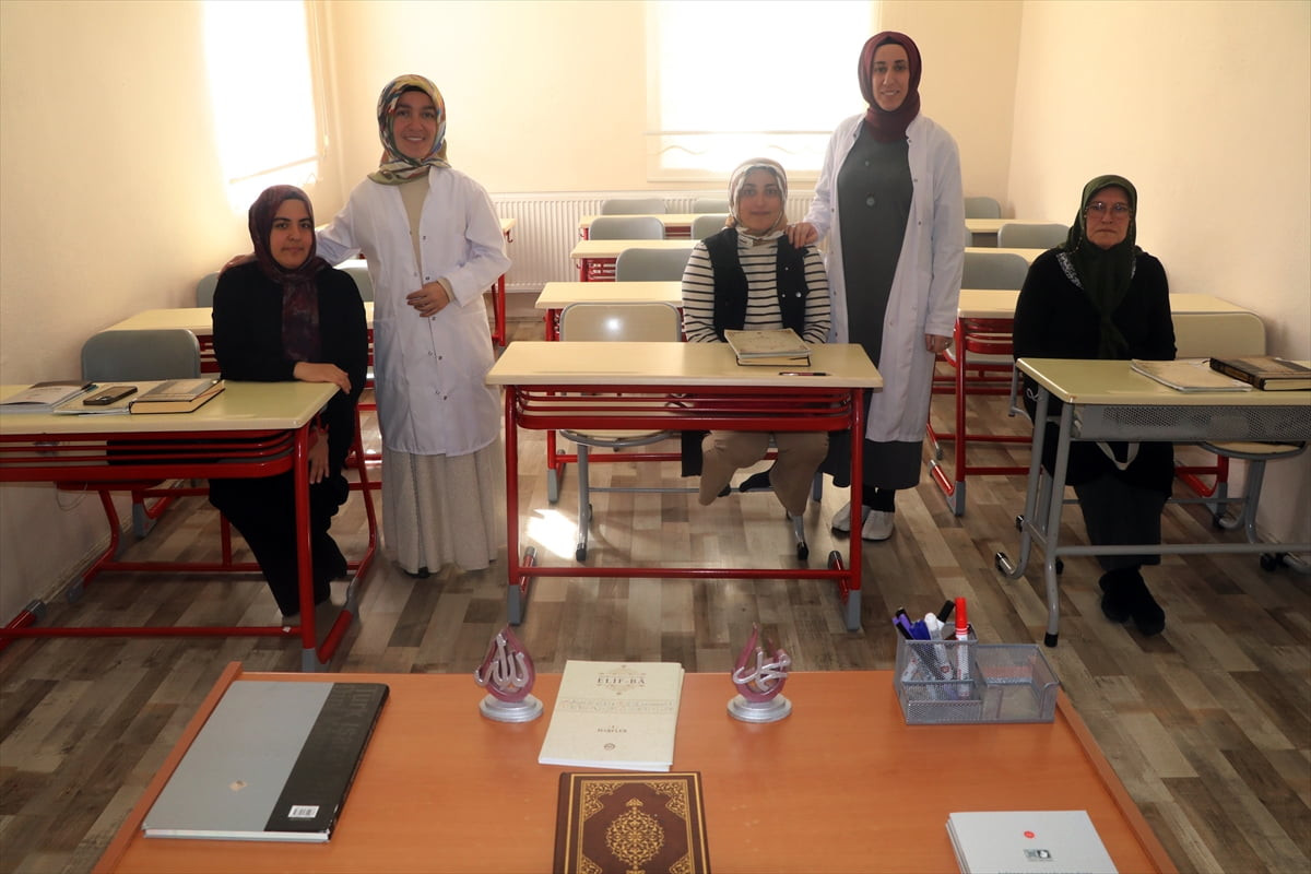 Çankırı'da açılan kursta işitme engelli kadınlar, işaret diliyle Kur'an-ı Kerim öğreniyor. İl...