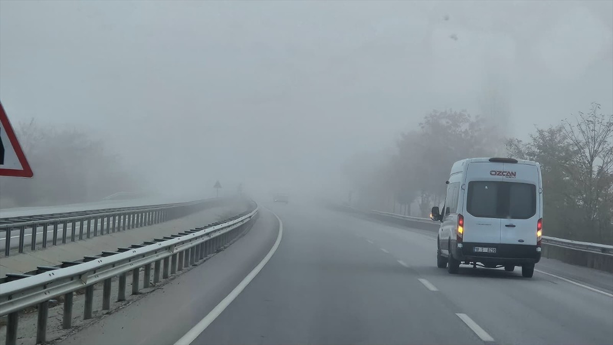 Çankırı'da Ankara'ya ulaşımı sağlayan kara yolunda sis etkili oluyor.