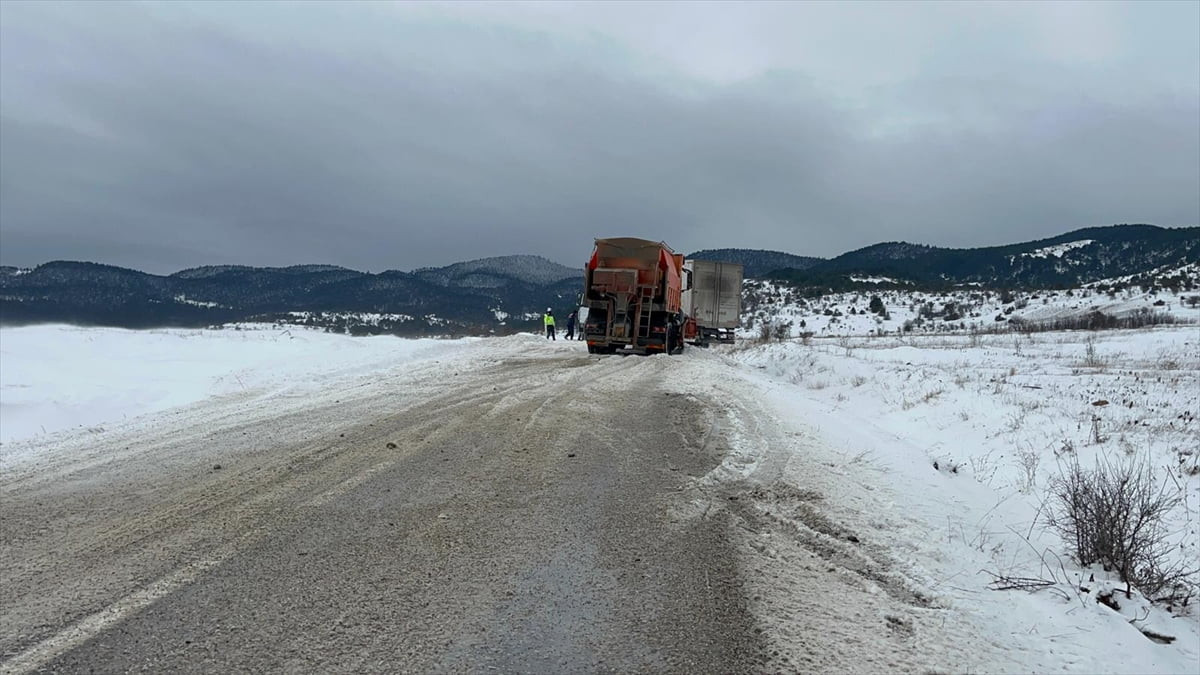 Çankırı'da, Çerkeş-Kızılcahamam kara yolu Yumaklı köyü mevkisinde kenarlardaki kar birikintileri...