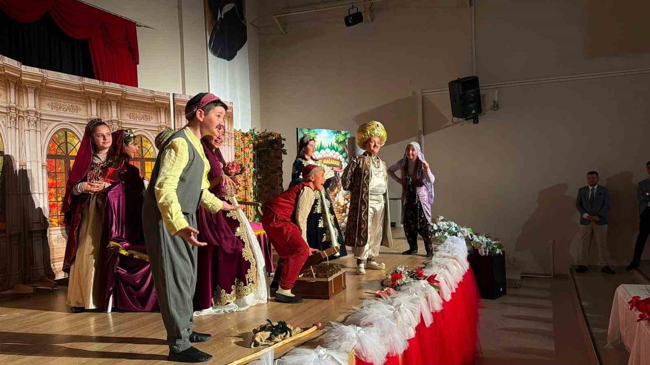 ÇANKIRI'DA DÜZENLENEN KELOĞLAN MASAL CANLANDIRMA YARIŞMASI'NDA, 42 OKUL ARASINDAN BİRİNCİ SEÇİLEN...