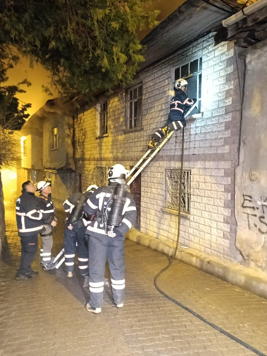 Çankırı'da iki katlı evde çıkan yangında 2 kişi hayatını kaybetti.