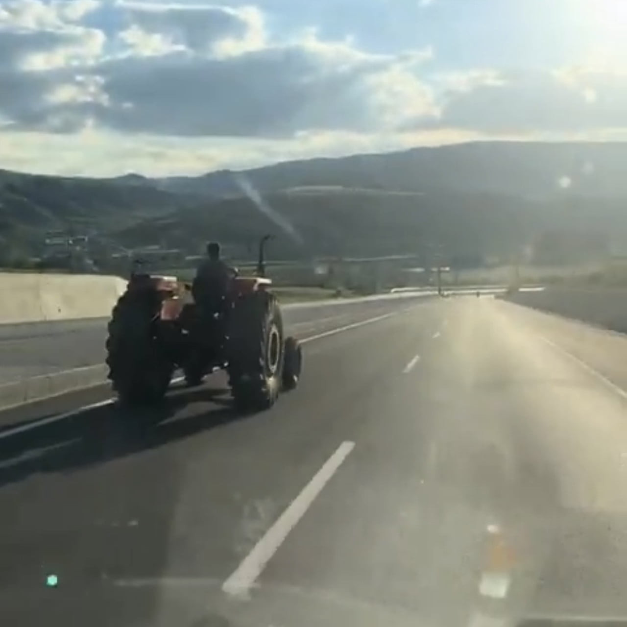 ÇANKIRI'DA KARAYOLUNDA SEYREDEN BİR TRAKTÖRÜN YAKLAŞIK 110 KM HIZLA İLERLEDİĞİ ANLAR, CEP TELEFONU...