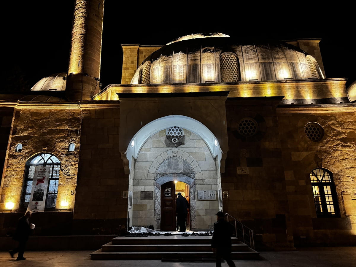 Çankırı'da Osmanlı dönemi geleneklerinden Enderun usulüyle teravih namazı kılındı. İl Müftülüğü...