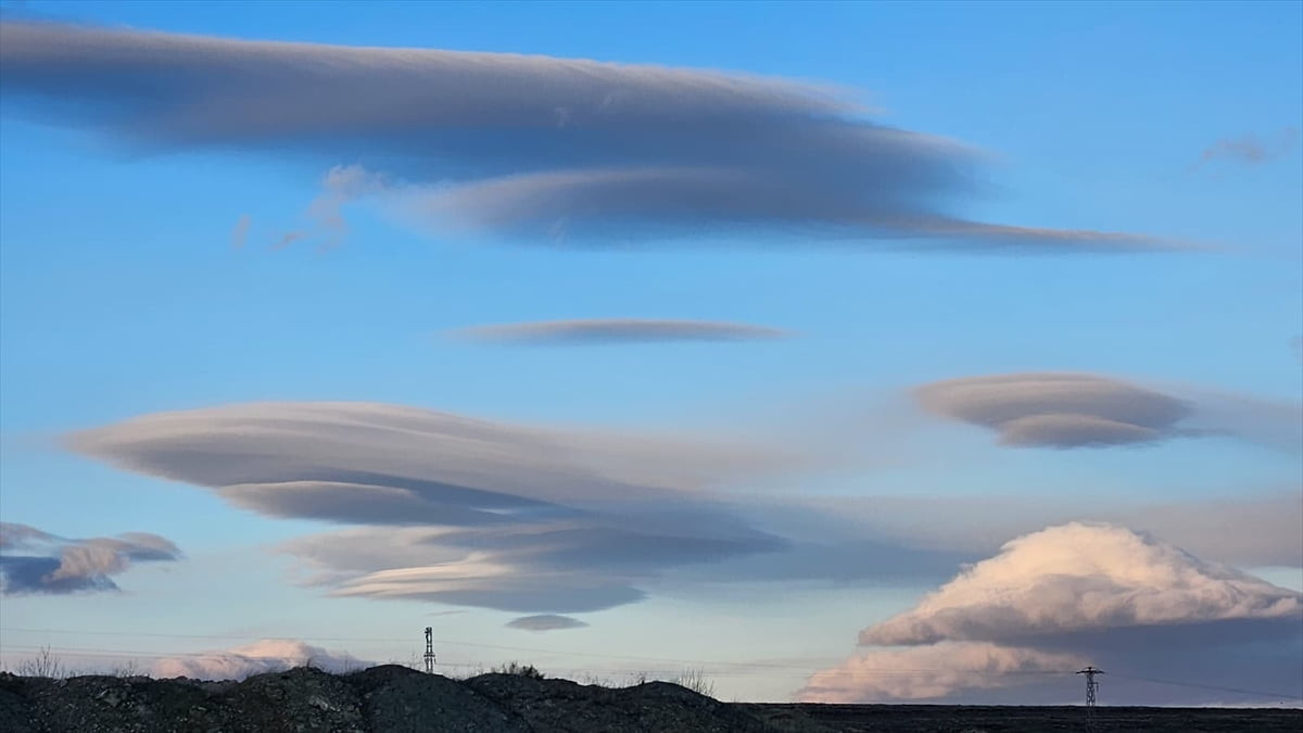 Çankırı'da rüzgar dalgalanmaları sonucu oluşan mercek bulutu görüntülendi. Mercek bulutları...