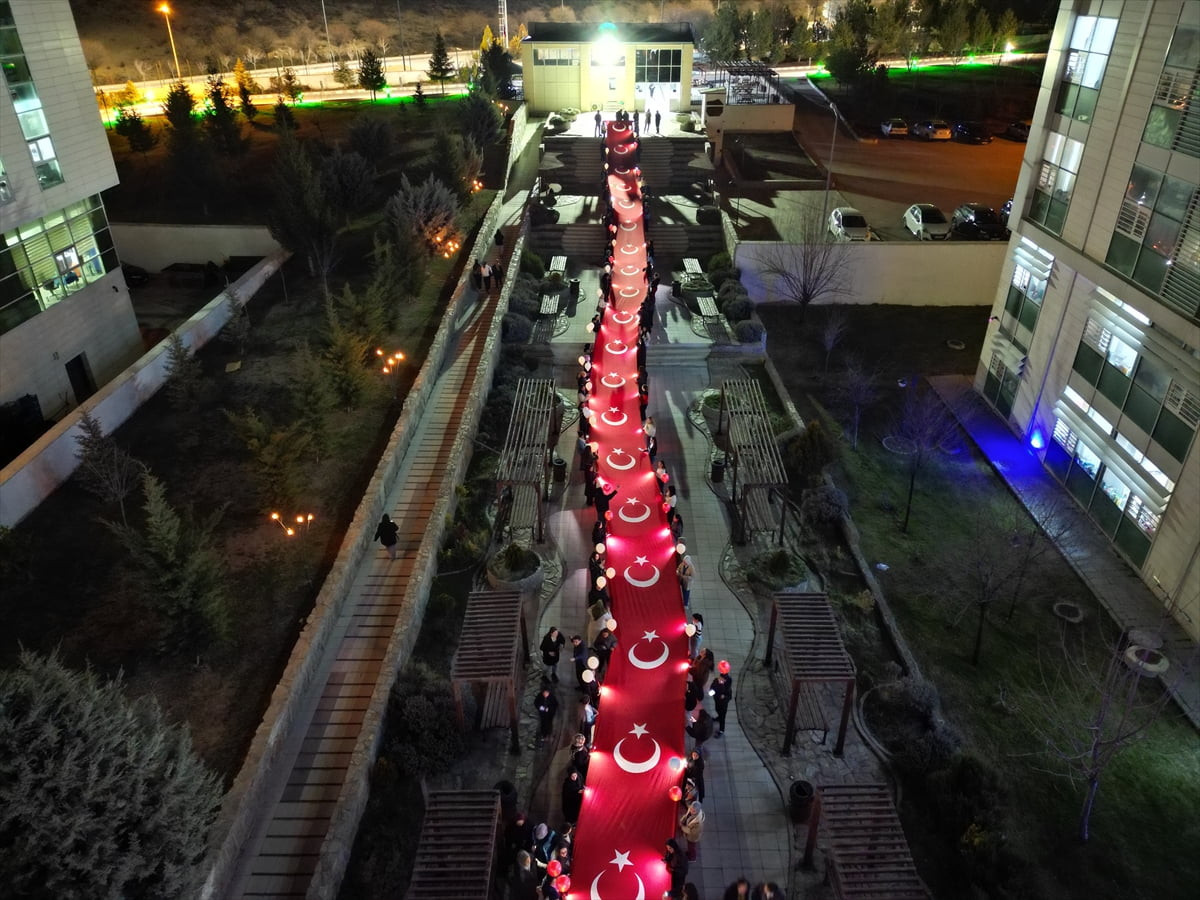 Çankırı'da üniversiteli kız öğrenciler, İstiklal Marşı'nın kabul edilişinin 105. yılını 105...