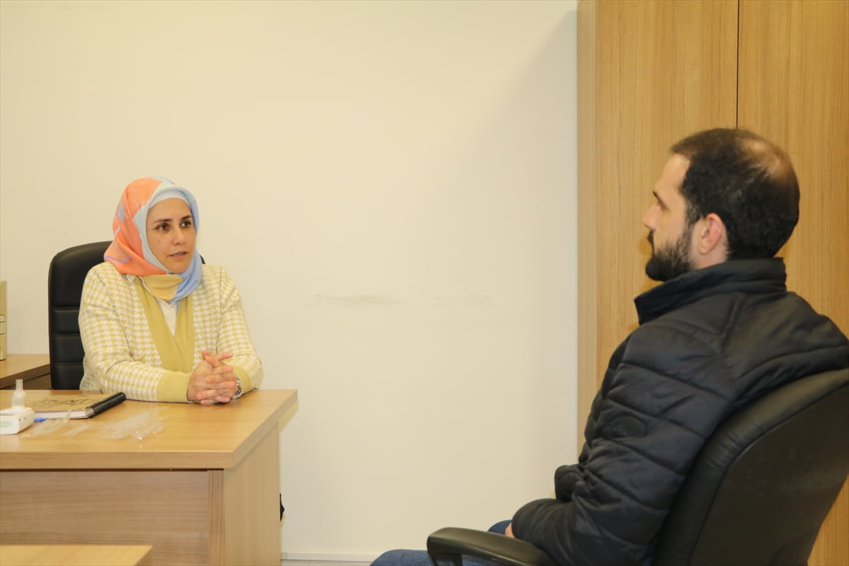 Çankırı'da yaşayan 37 yaşındaki Aykut Gürleyen (sağda), ailesiyle vakit geçirmesine engel olduğunu...