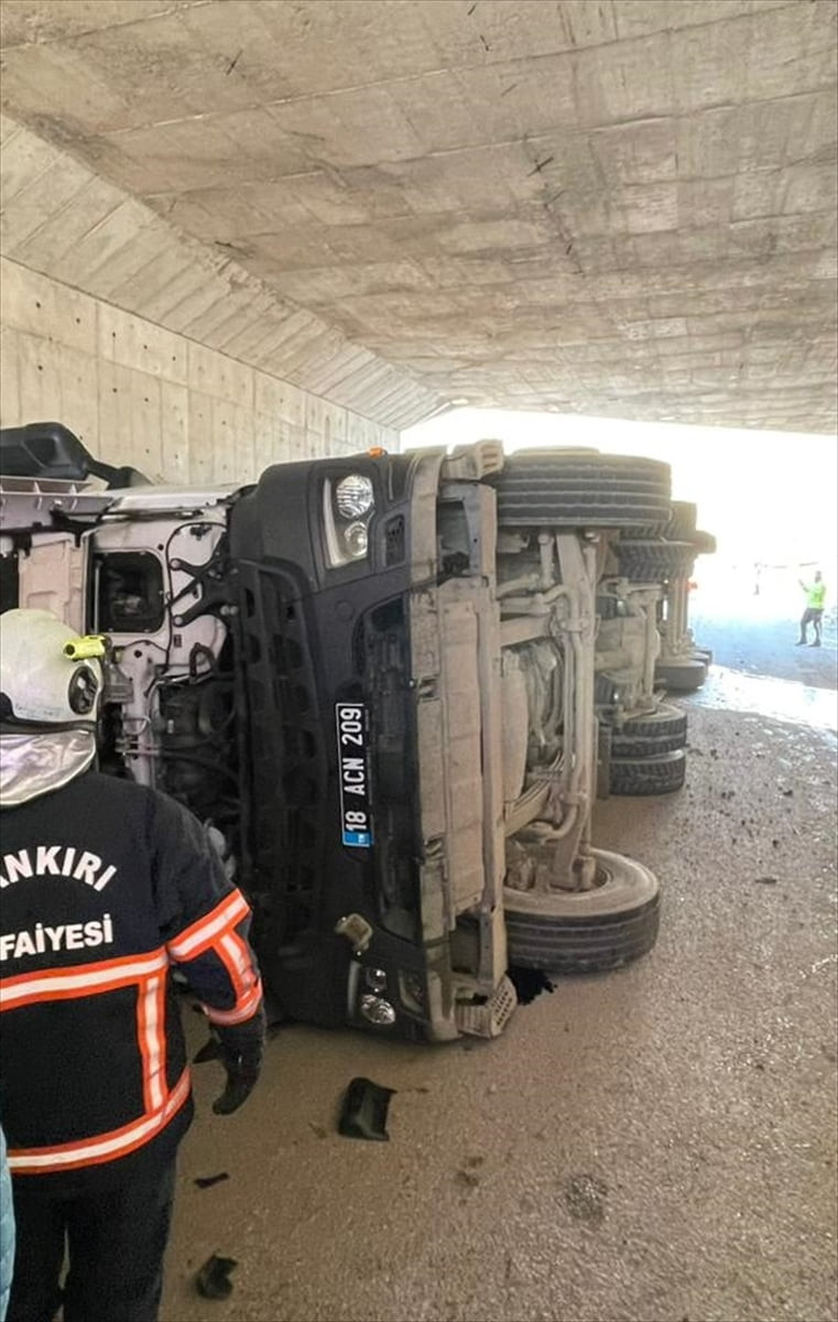 Çankırı'da Yerel Yönetimler Çevre Hizmetleri Birliğine ait tırın, Süleymanlı köyü alt geçidinde...
