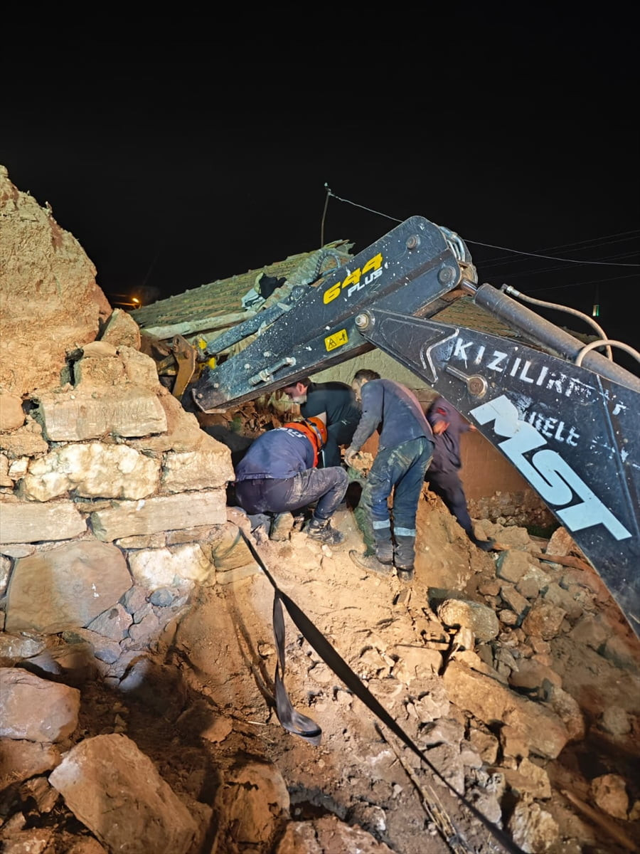 Çankırı'nın Kızılırmak ilçesinde çöken ahırdaki 15 büyükbaş hayvandan 5'i öldü. İhbar üzerine olay...
