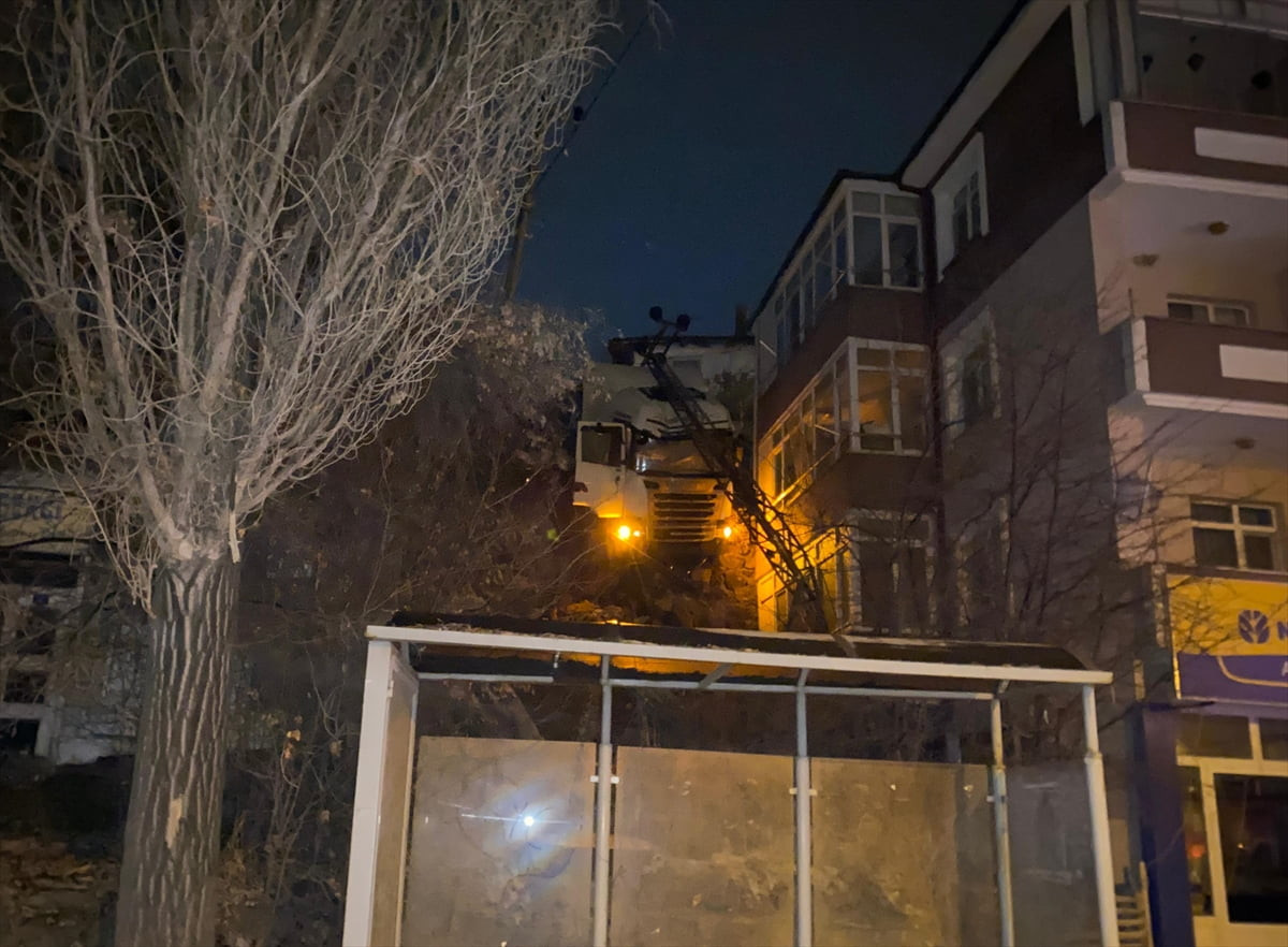 Çankırı'nın Kurşunlu ilçesinde kayganlaşan yolda kontrolden çıkan tır, yol kenarındaki yaklaşık 10...