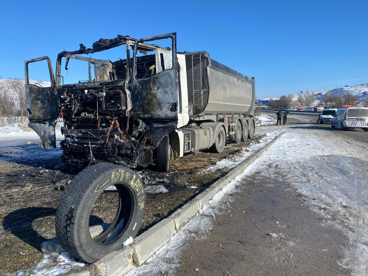Çankırı'nın Kurşunlu ilçesinde park halinde bulunduğu sırada yangın çıkan tır, kullanılamaz hale...