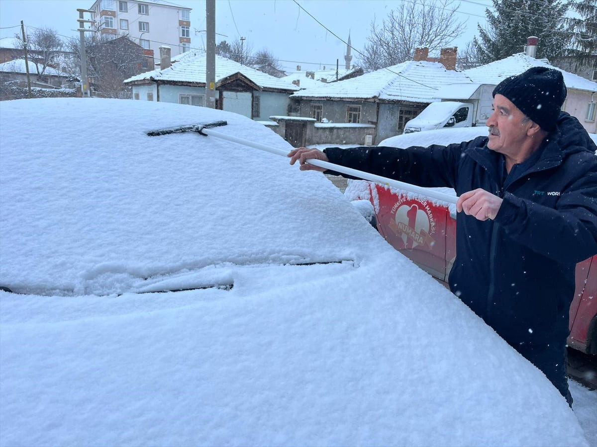 Çankırı'nın yüksek kesimlerinde kar yağışı etkili oldu. Çerkeş ilçesinde etkili olan kar yağışı...