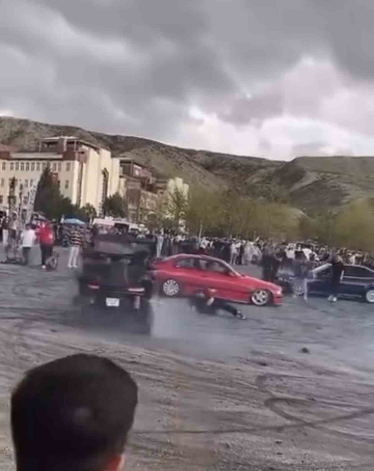 ÇANKIRI’DA DÜZENLENEN MODİFİYELİ ARAÇ FUARINDA OTOMOBİL İLE DRİFT ATAN OTOMOBİL GÖREVLİ KİŞİYE...