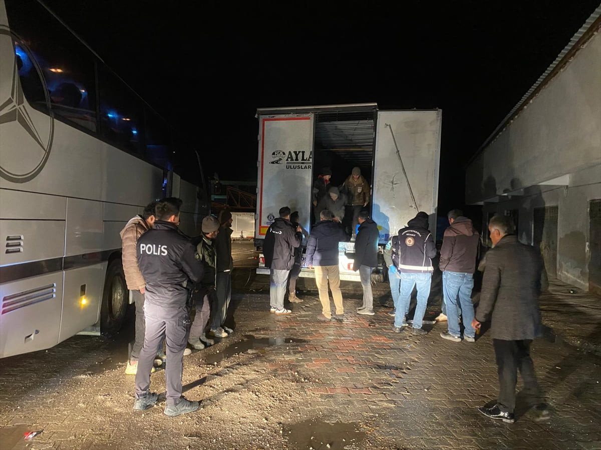 Çankırı’da düzenlenen operasyonda, yasa dışı yollarla yurda girdiği belirlenen 75 Afganistan...