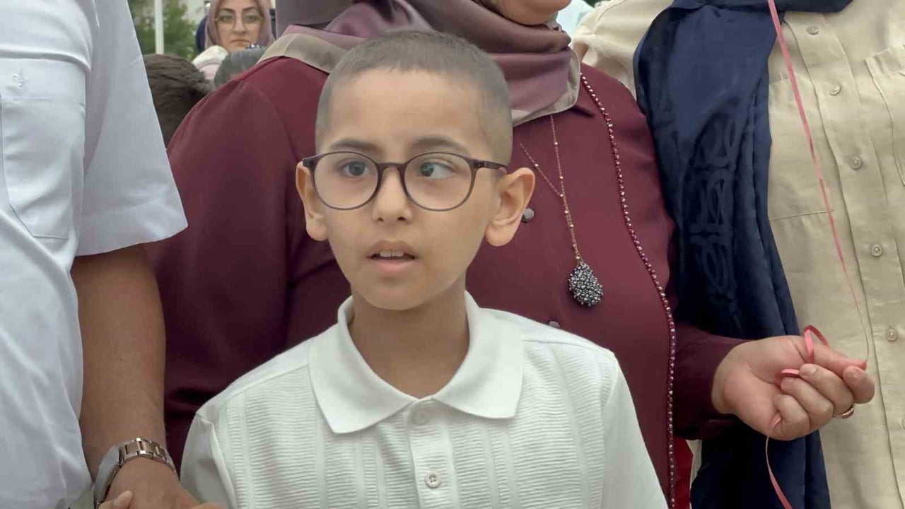 ÇANKIRI’DA KANSERİ YENEN 8 YAŞINDAKİ NUH EMİR İÇİN DÜZENLENEN ETKİNLİKTE GÖKYÜZÜNE YÜZLERCE BALON...