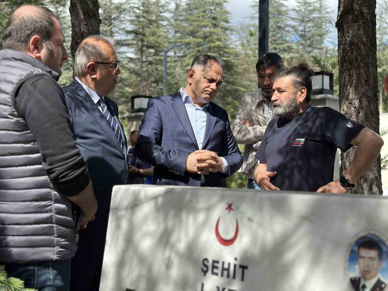 ÇANKIRI’DA KURBAN BAYRAMI AREFESİNDE DÜZENLENEN PROGRAMDA ŞEHİTLER DUALARLA YAD EDİLİP KABİRLERİNE...