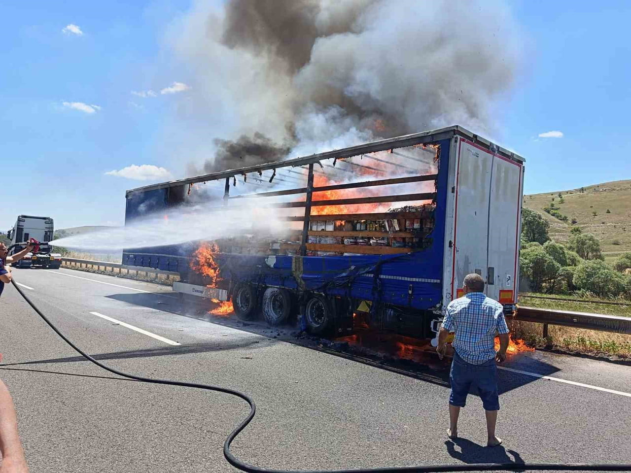 ÇANKIRI’NIN ÇERKEŞ İLÇESİNDE SEYİR HALİNDE OLAN BOYA YÜKLÜ TIR ALEV ALEV YANDI.