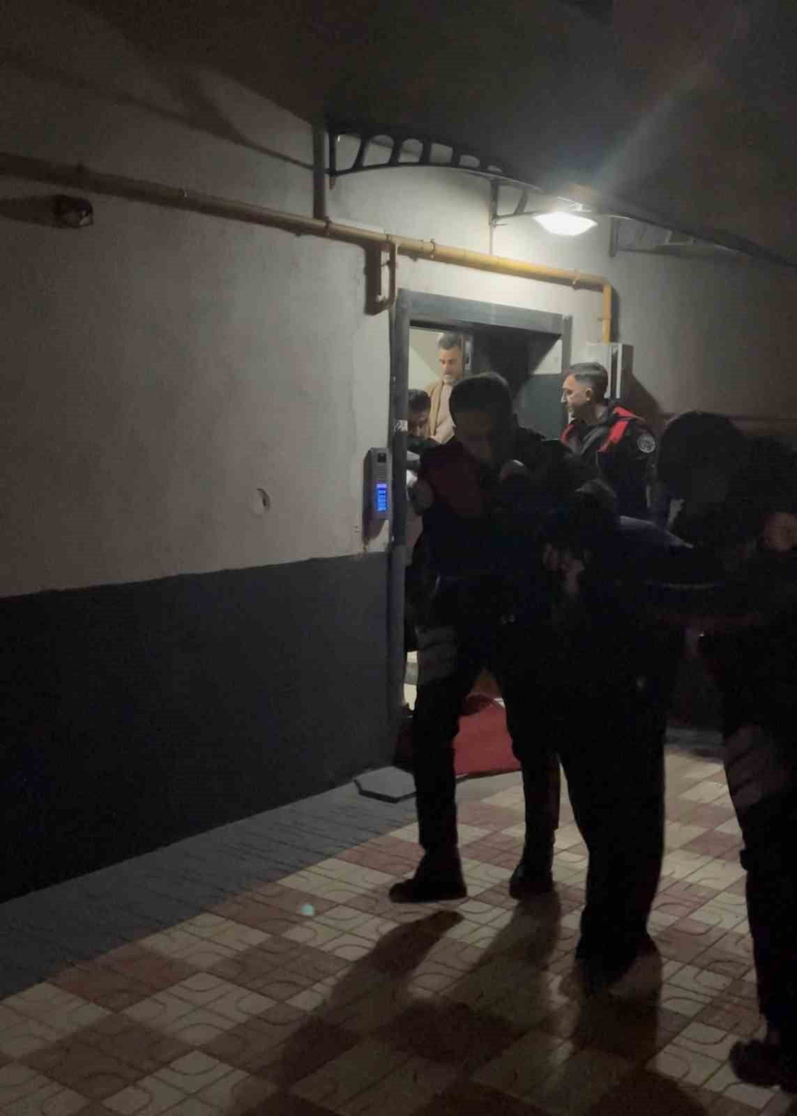 ÇANKIRI’NIN ORTA İLÇESİNDE AÇIK CEZAEVİNDEN FİRAR EDEN ŞAHISLAR POLİS EKİPLERİNCE YAKALANARAK...
