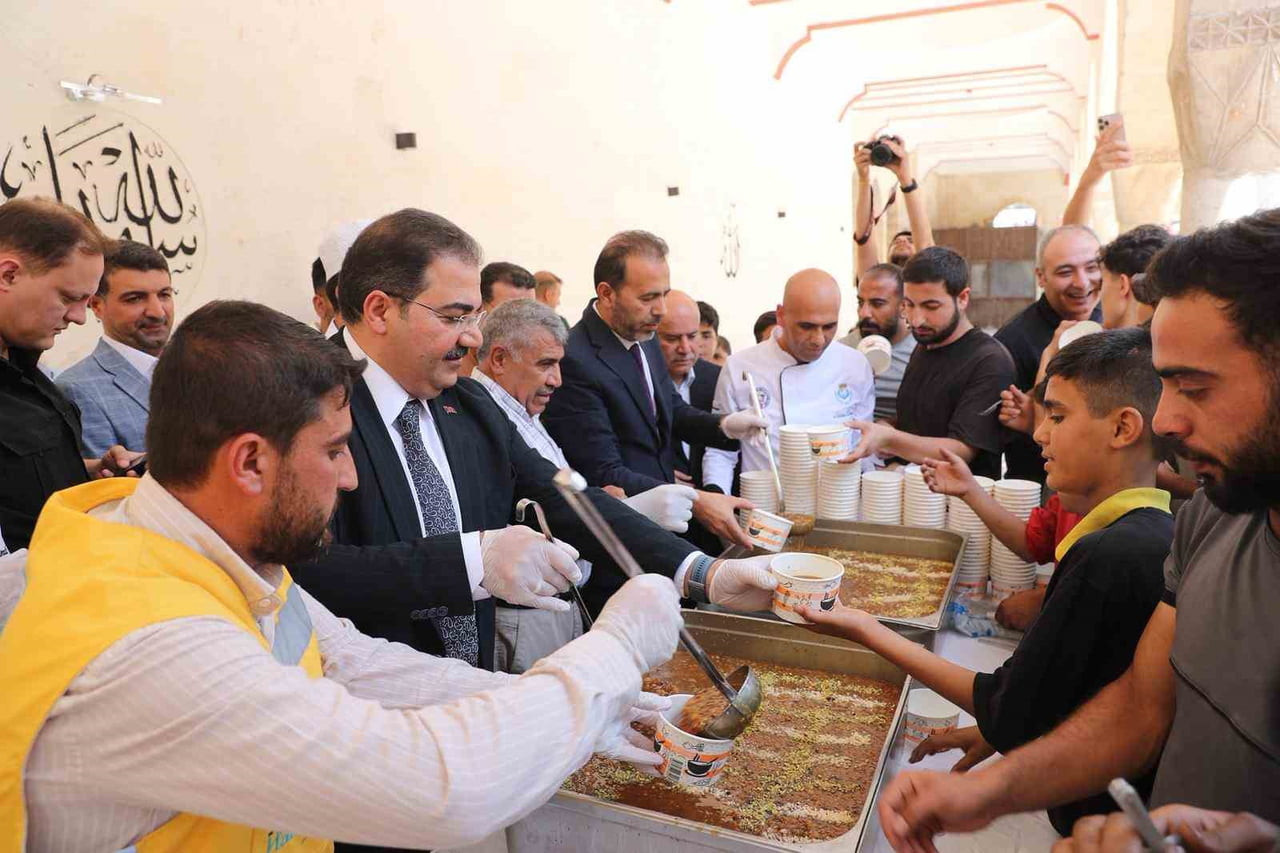 CANPOLAT VATANDAŞLARLA AŞURE BEREKETİNİ PAYLAŞTI
