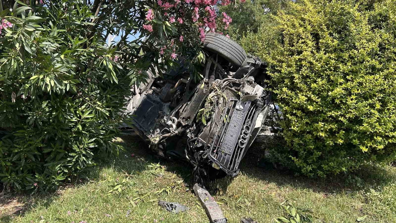 ÇARPMANIN ETKİSİYLE 34 MPC 811 PLAKALI OTOMOBİL AĞAÇLIK ALANA SAVRULDU