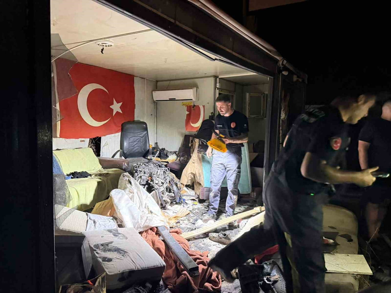 ÇARPMANIN ŞİDDETİYLE ADETA HURDAYA DÖNEN ARACIN MOTORU ÇARPMANIN ŞİDDETİYLE YERİNDEN KOPARAK 30...