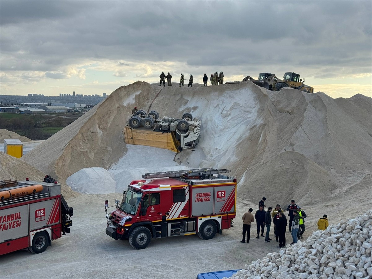 Çatalca'da, taş ocağında kum yüklenen hafriyat kamyonu henüz bilinmeyen nedenle devrildi. Sürücü...