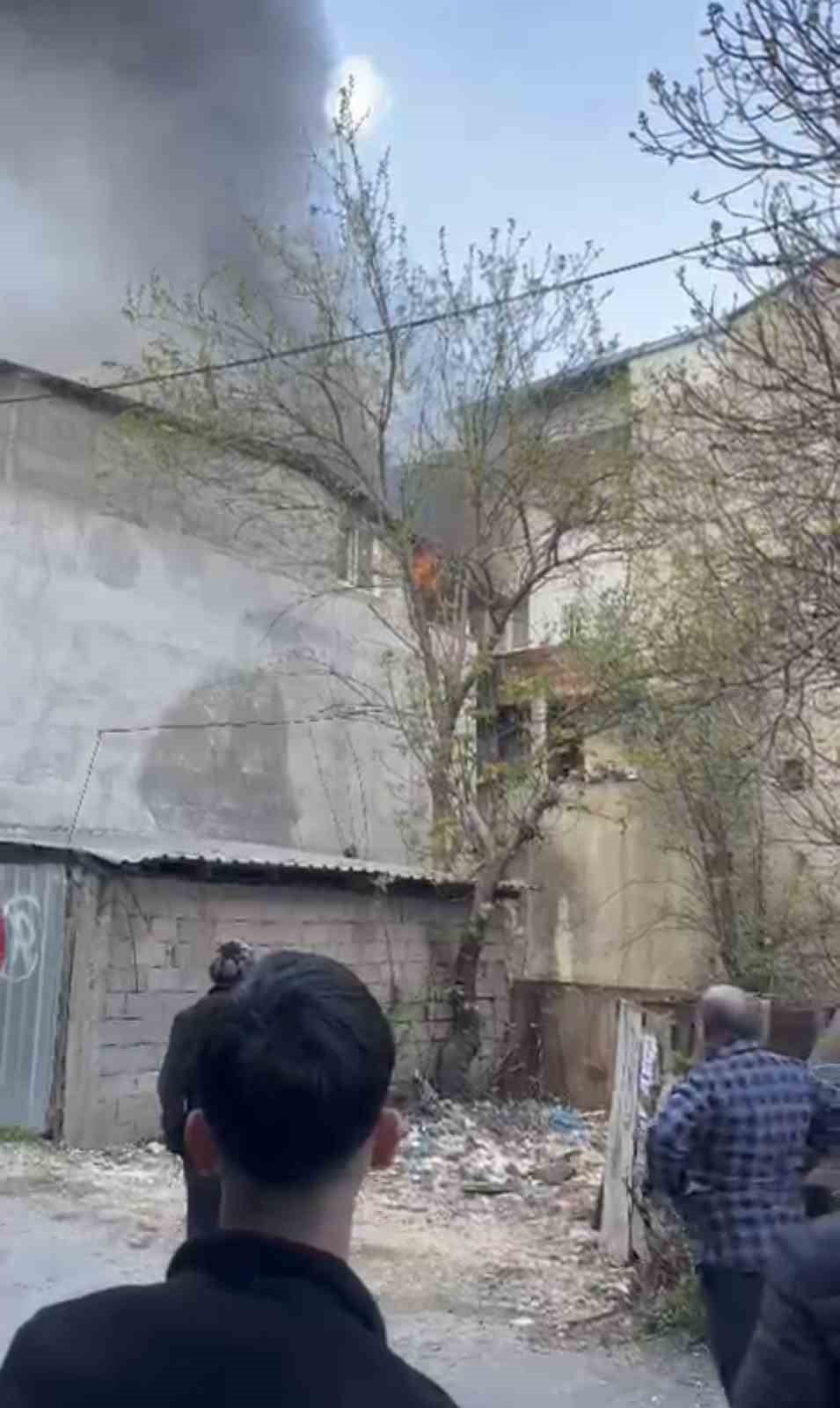 ÇATI KATINDA KORKUTAN YANGIN MAHALLELİ SOKAĞA DÖKÜLDÜ, ÇATI KÜLE DÖNDÜ