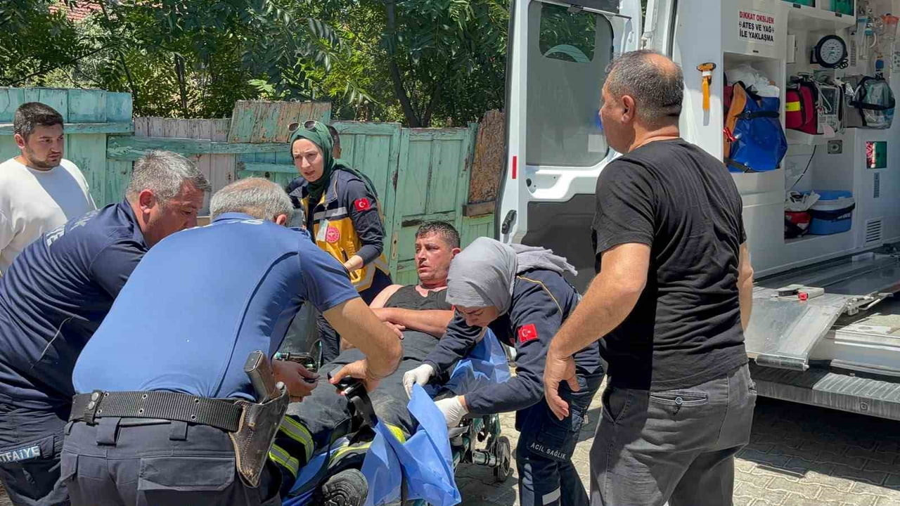 ÇATI YANGININA MÜDAHALE EDERKEN BİR ALT KATA DÜŞEN İTFAİYECİ YARALANDI
