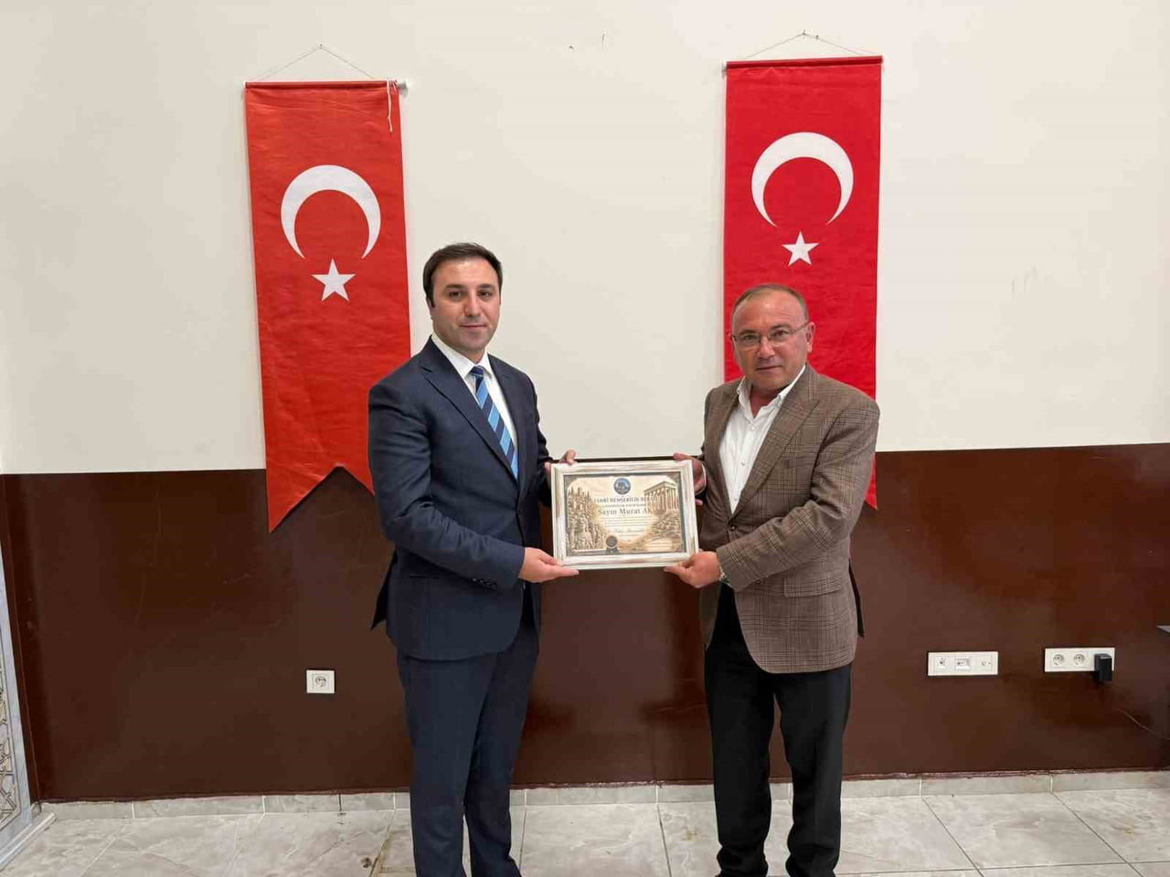 ÇAVDARHİSAR KAYMAKAMI MURAT AK'A FAHRİ HEMŞEHRİLİK BERATI