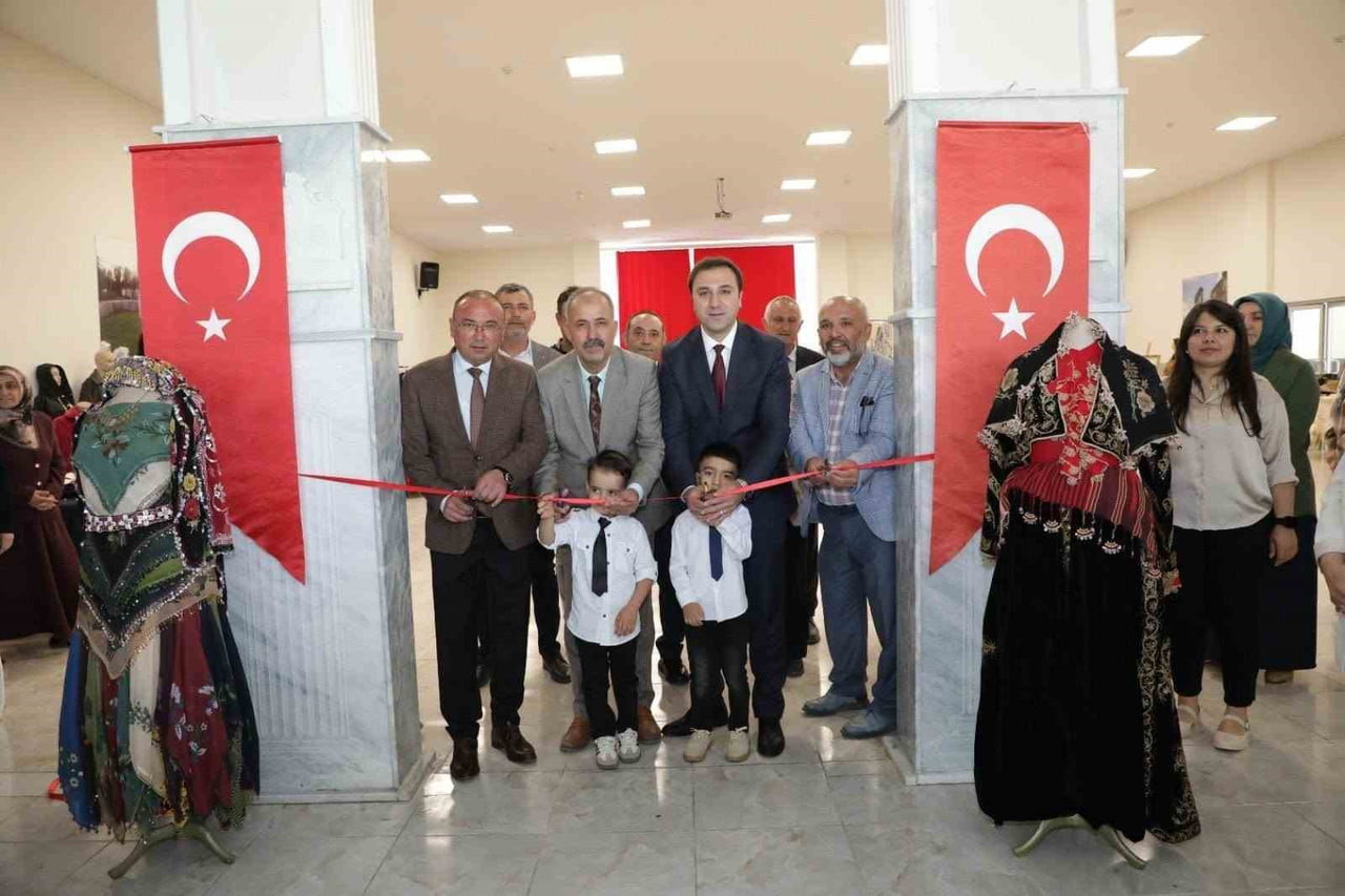 ÇAVDARHİSAR’DA YILSONU SERGİSİ AÇILDI