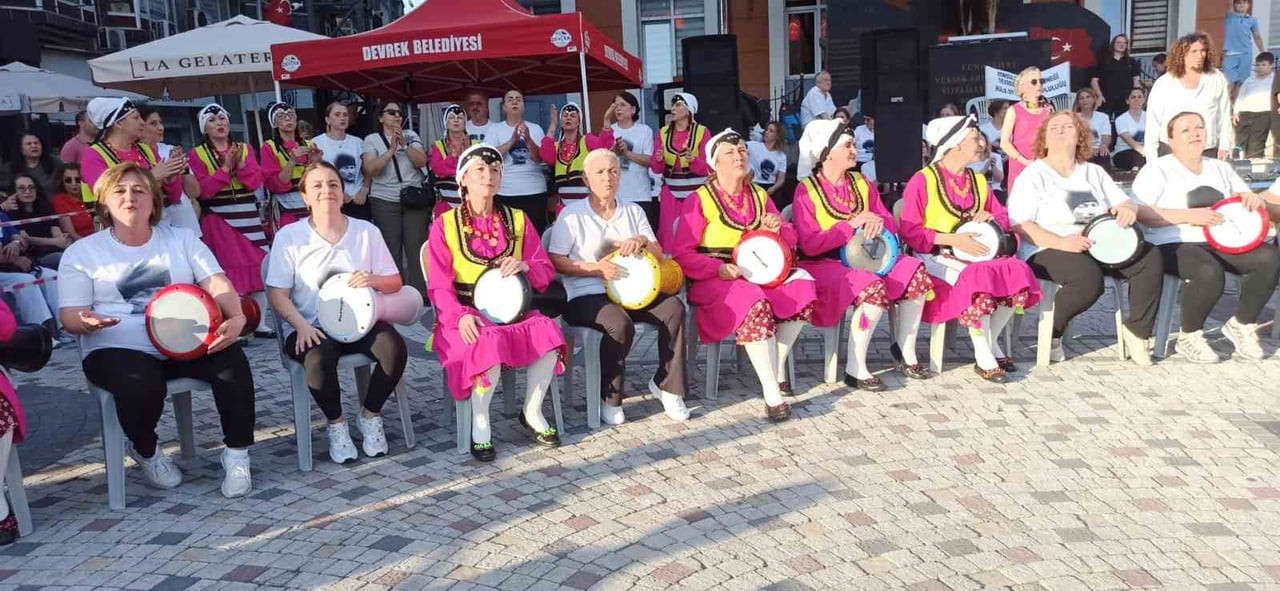 ÇAYCUMA VE DEVREKLİ HANIMLARDAN DARBUKA GÖSTERİSİ