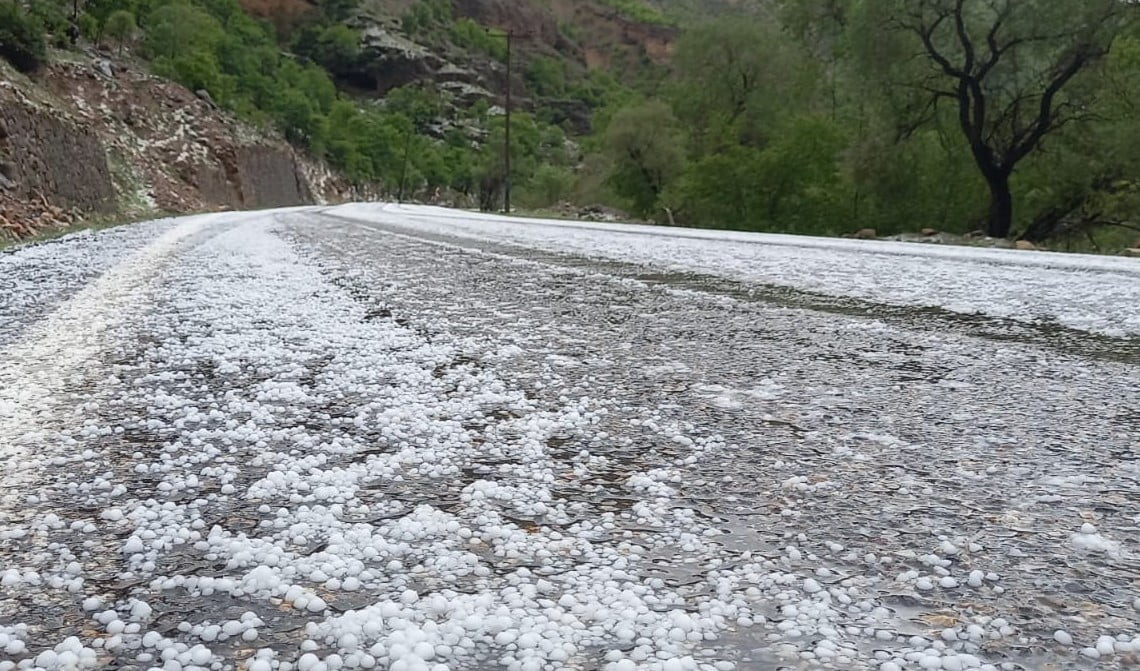 ÇAYIRLI’DA DOLU YAĞIŞI ETKİLİ OLDU