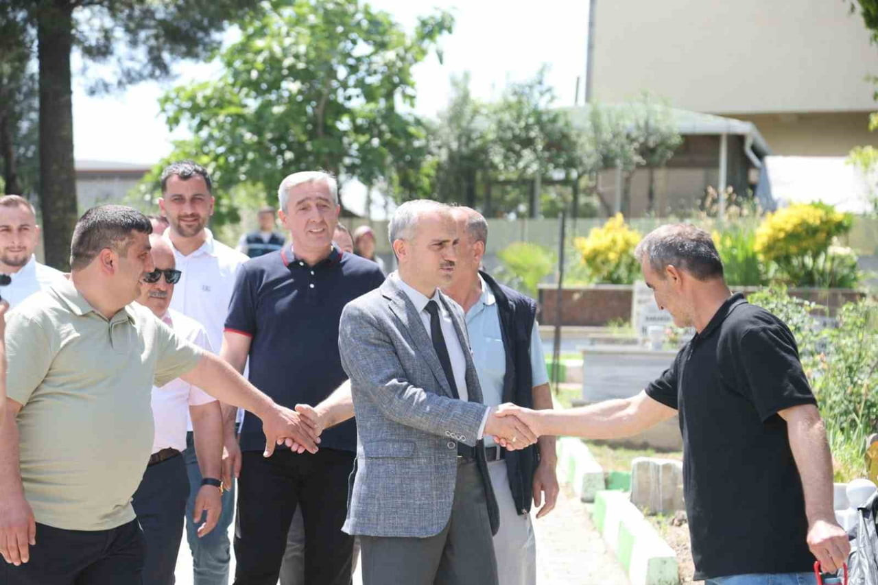 ÇAYIROVA BELEDİYE BAŞKANI BÜNYAMİN ÇİFTÇİ, KURBAN BAYRAMI ARİFESİNDE YAKINLARININ KABİRLERİNİ...