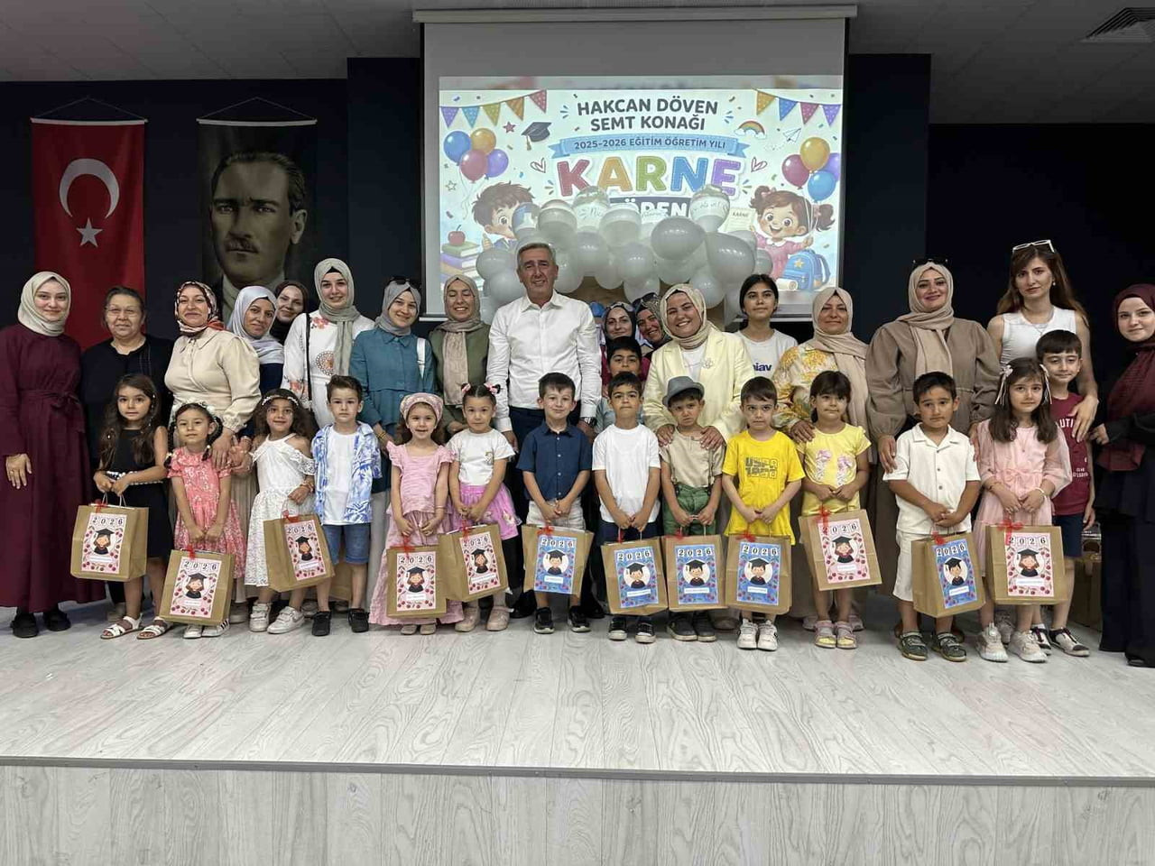 ÇAYIROVA BELEDİYESİ ÇOCUK KULÜPLERİ’NDE EĞİTİM GÖREN ÖĞRENCİLER, DÖNEM SONU KARNELERİNİ ALARAK...