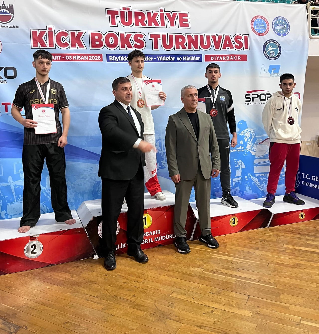 ÇAYIROVA BELEDİYESİ EĞİTİM SPOR KULÜBÜ SPORCULARI, DİYARBAKIR'DA DÜZENLENEN TÜRKİYE KİCK BOKS...