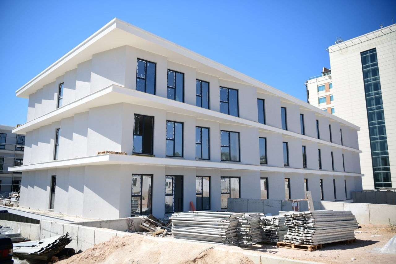 ÇAYIROVA İLÇESİNDE 21 BİN METREKARELİK ALANDA İNŞASI SÜRDÜRÜLEN SPOR LİSESİ PROJESİNDE ÇALIŞMALAR...