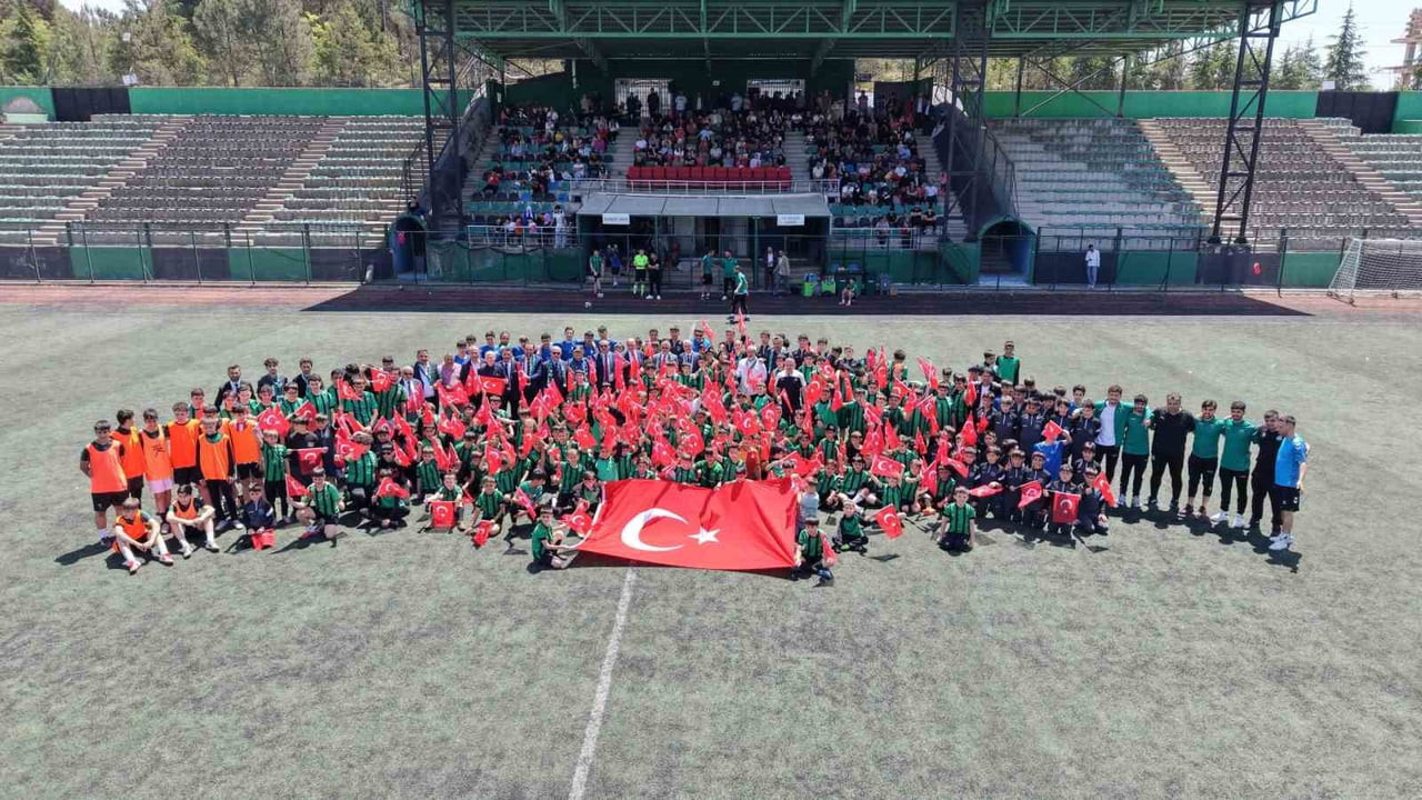 ÇAYIROVA'DA 19 MAYIS ATATÜRK'Ü ANMA, GENÇLİK VE SPOR BAYRAMI ETKİNLİKLERİ KAPSAMINDA ORTAOKULLAR...