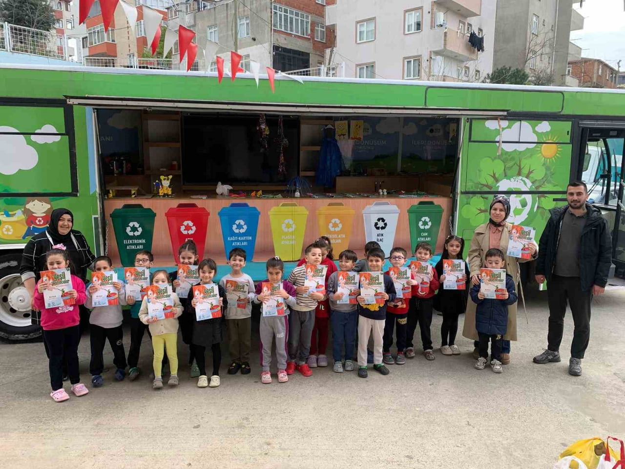 ÇAYIROVA'DA ANAOKULU ÖĞRENCİLERİNE YÖNELİK SIFIR ATIK VE GERİ DÖNÜŞÜMÜN ÖNEMİNİ ANLATAN EĞİTİM...