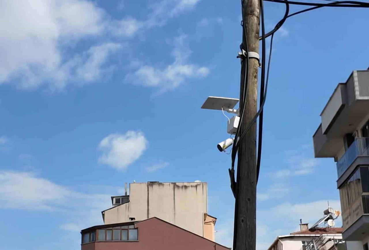 ÇAYIROVA'DA ÇEVREYE GELİŞİGÜZEL BIRAKILAN KABA ATIK VE MOLOZLARIN ÖNÜNE GEÇMEK AMACIYLA TESPİT...